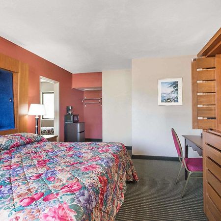 Budget Inn/ Natick Exterior photo